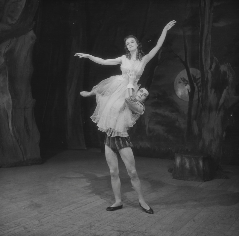 Windsori lõbusad naised, Teater Estonia, 1947, osades: Anna Page – Zoja Kalevi, Fenton – Artur Koit