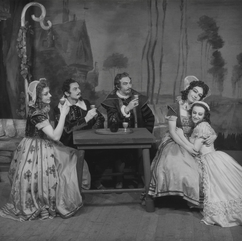 Windsori lõbusad naised, Teater Estonia, 1947, osades: Mrs Ford – Veera Lever, Mr Ford – Johannes Viirg, Mr Page – Herman Palang, Mrs Page – Erika Määrits, Anna Page – Zoja Kalevi