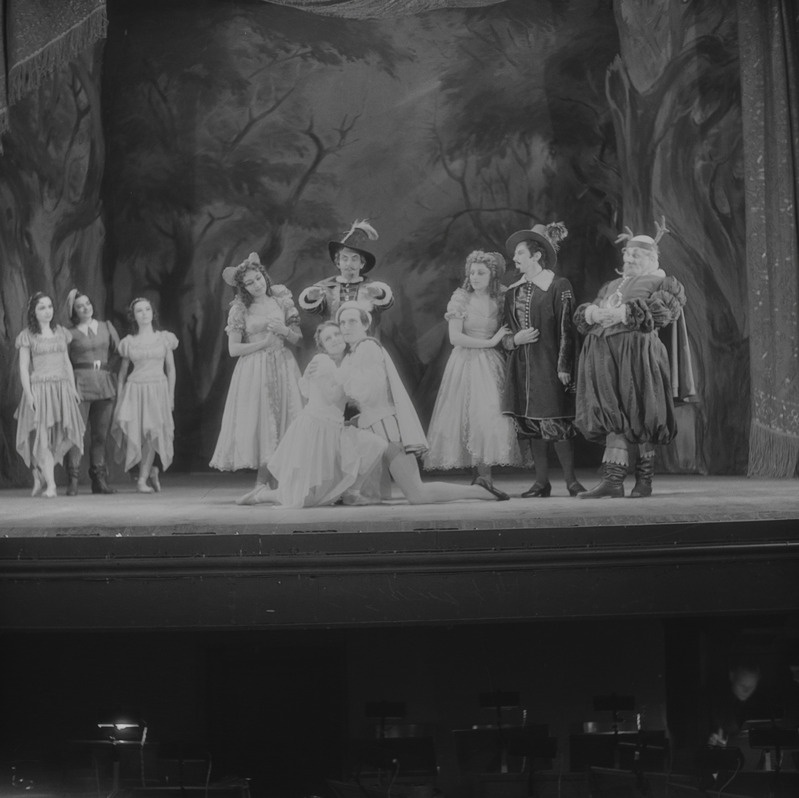 Windsori lõbusad naised, Teater Estonia, 1947, pildil: vasakul keskel – Robin – Inge Põder, paremal – Mrs Ford – Veera Lever, Mr Ford – Johannes Viirg, Falstaff – Boris Blinov, keskel – Mrs Page – Erika Määrits, Mr Page – Herman Palang, Anna Page – Zoja Kalevi, Fenton – Artur Koit