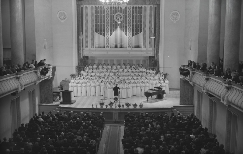 Ilo naiskoori 15. juubel, Estonia kontserdisaal, 1961, pildil: juhatab dirigent – Aado Velmet