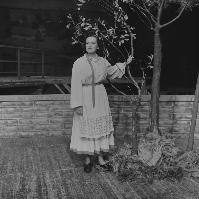 Käsikäes, Teater Estonia, 1955, osades: Tiiu – Silvia Urb