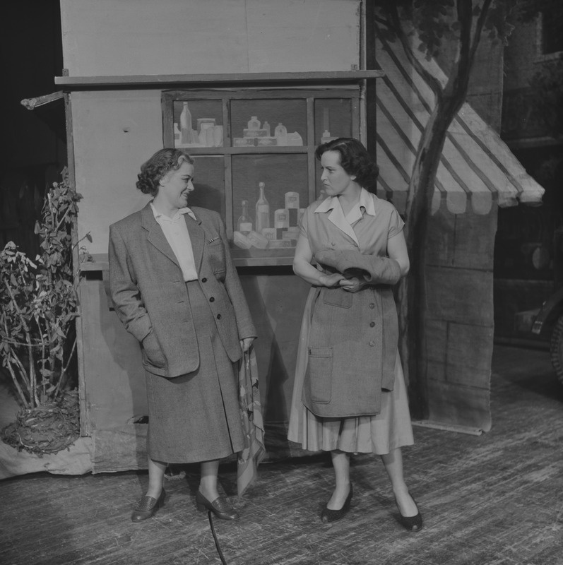 Käsikäes, Teater Estonia, 1955, osades: Mari – Linda Sellistemägi, Tiiu – Silvia Urb