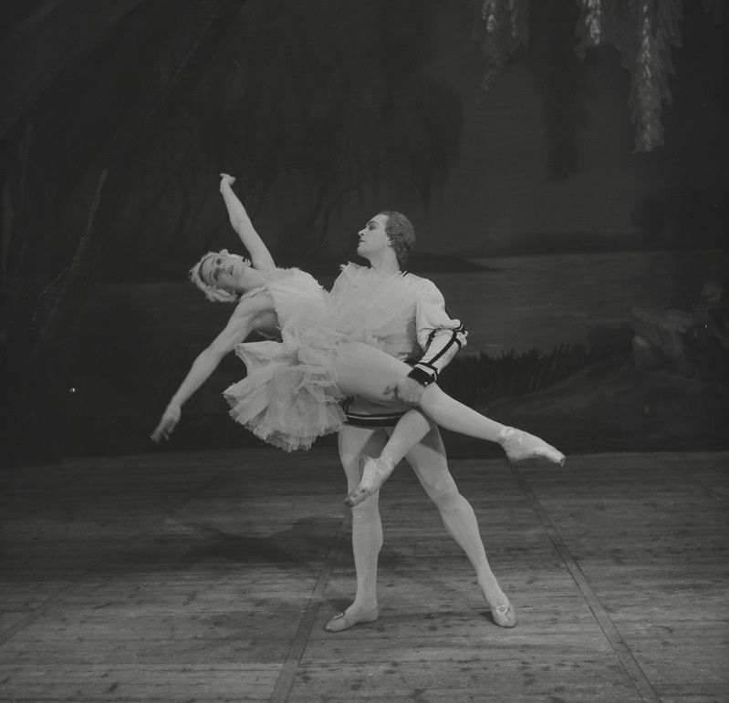 Luikede Järv, Teater Estonia, 21.04.1950, osades: Odette – Natalia Dudinskaja, Prints – Konstantin Sergejev