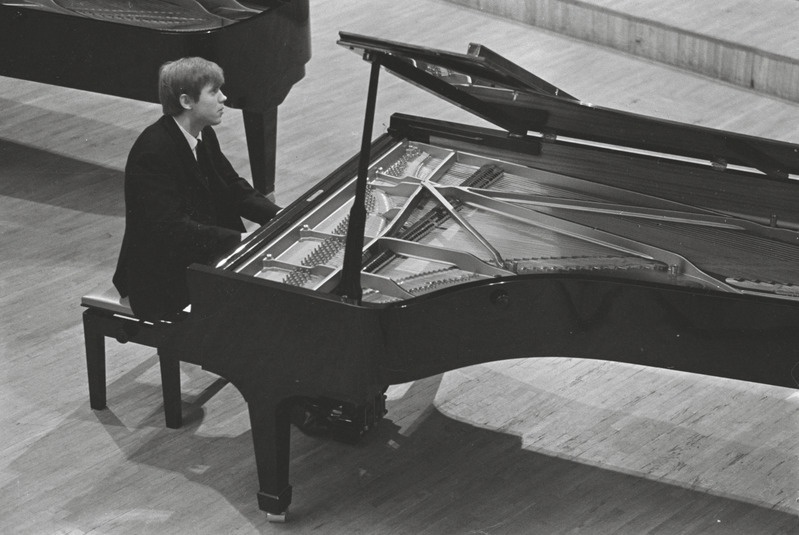 III Üleliiduline pianistide konkurss, Estonia kontserdisaal, 1969, pildil: Valentin Zamõšljajev – õpib Odessa Konservatooriumis