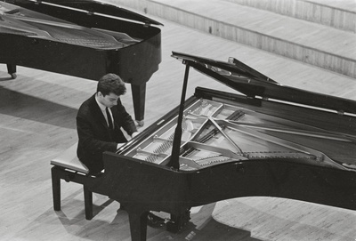 III Üleliiduline pianistide konkurss, Estonia kontserdisaal, 1969, pildil: Aleksander Leibkind – Taškendi Uspenski nim. Muusikakeskkooli õpilane  similar photo