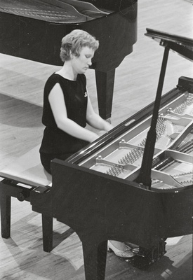 III Üleliiduline pianistide konkurss, Estonia kontserdisaal, 1969, pildil: Ada Kuuseoks – töötab Tallinna Konservatooriumis õppejõuna  similar photo