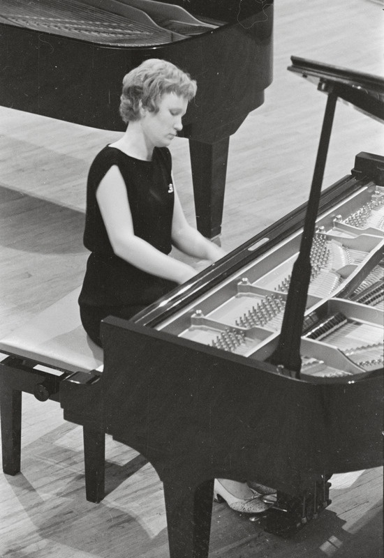 III Üleliiduline pianistide konkurss, Estonia kontserdisaal, 1969, pildil: Ada Kuuseoks – töötab Tallinna Konservatooriumis õppejõuna