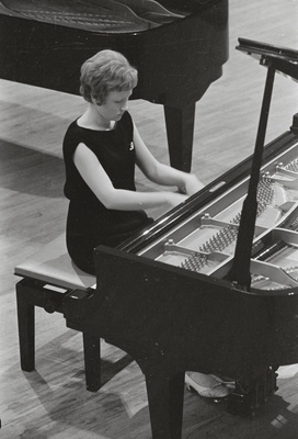 III Üleliiduline pianistide konkurss, Estonia kontserdisaal, 1969, pildil: Ada Kuuseoks – töötab Tallinna Konservatooriumis õppejõuna  similar photo