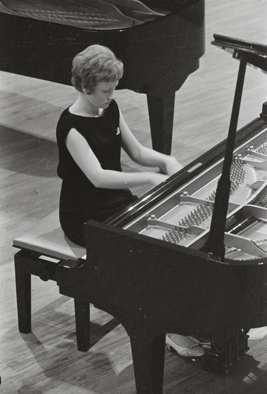 III Üleliiduline pianistide konkurss, Estonia kontserdisaal, 1969, pildil: Ada Kuuseoks – töötab Tallinna Konservatooriumis õppejõuna