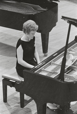 III Üleliiduline pianistide konkurss, Estonia kontserdisaal, 1969, pildil: Ada Kuuseoks – töötab Tallinna Konservatooriumis õppejõuna  similar photo