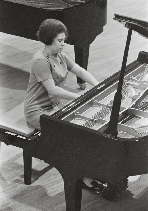 III Üleliiduline pianistide konkurss, Estonia kontserdisaal, 1969, pildil: Güljaz Sadõhhova – lõpetas 1969.a. Bakuu Konservatooriumi