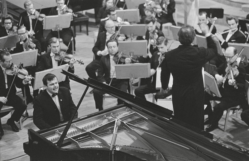 III Üleliiduline pianistide konkurss, Estonia kontserdisaal, 1969, pildil: Lekso Toradze – lõppvoor