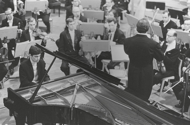 III Üleliiduline pianistide konkurss, Estonia kontserdisaal, 1969, pildil: Vladimir Petrov – lõppvoor