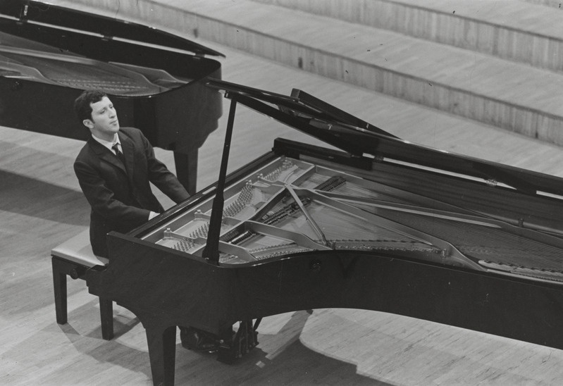 III Üleliiduline pianistide konkurss, Estonia kontserdisaal, 1969, pildil: Aleksandr Jeoltšijan – õpib Jerevani Konservatooriumis