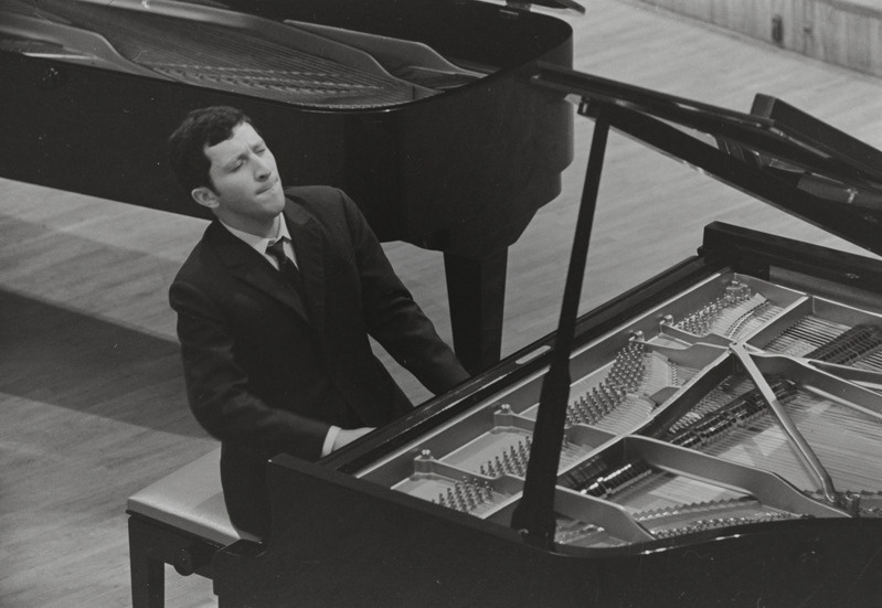 III Üleliiduline pianistide konkurss, Estonia kontserdisaal, 1969, pildil: Aleksandr Jeoltšijan – õpib Jerevani Konservatooriumis