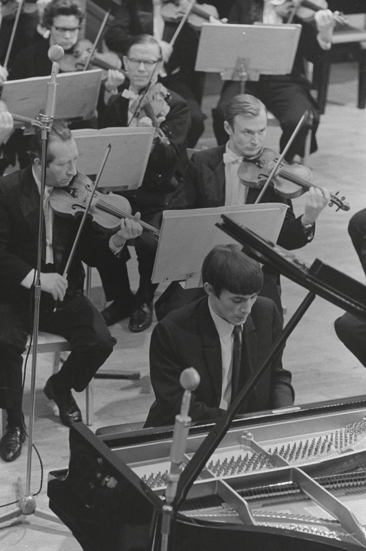 III Üleliiduline pianistide konkurss, Estonia kontserdisaal, 1969, pildil: Arkadi Seridov – lõppvoor