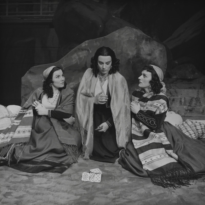 Carmen, Teater Estonia, 1955, osades: Frasquita – Klaudia Tiidus, Carmen – Irina Kask, Mercedes - Ludmilla Issakova