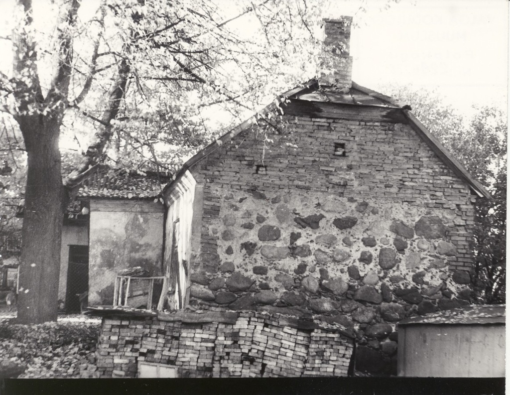 Vana hoovimaja muusikakooli õuel