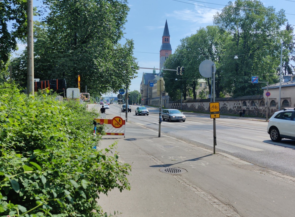 Kansallismuseo, Mannerheimintie 34 (= Turuntie 6) pohjoisesta. Arkkitehdit Gesellius, Lindgren, Saarinen, avattiin 1916. Kuvattu Hakasalmen puistosta. rephoto