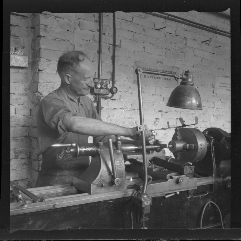 Tööline treipingiga töökojas