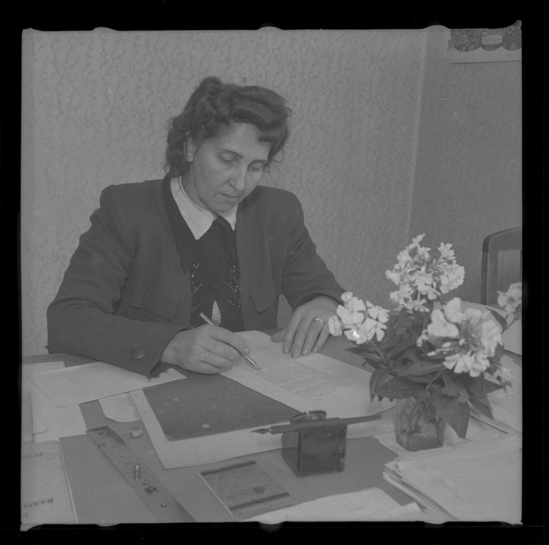 Naine laua taga kirjutamas