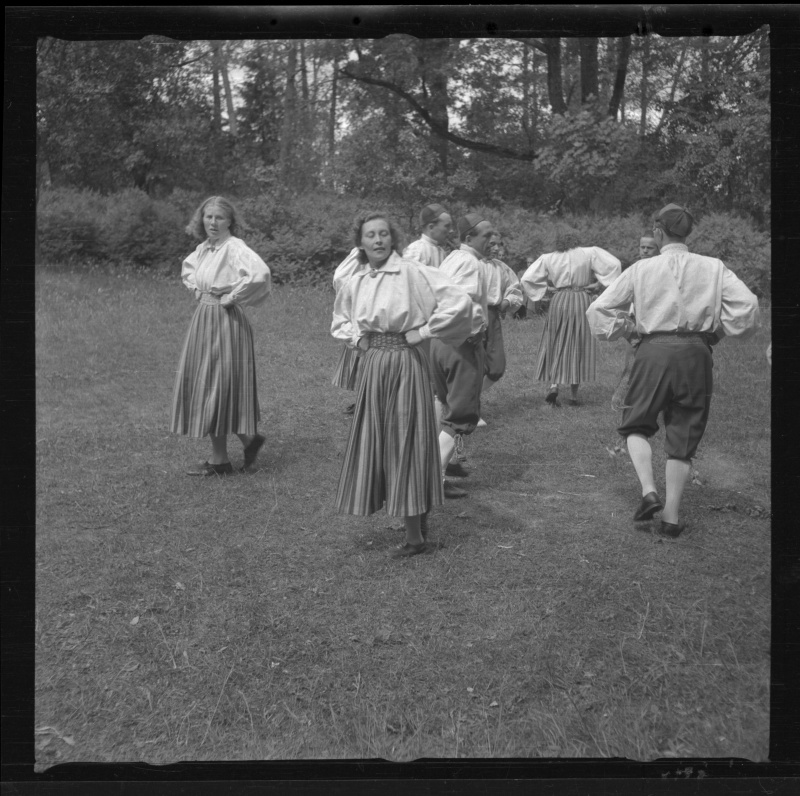 Rahvatantsijad vabaõhulaval esinemas