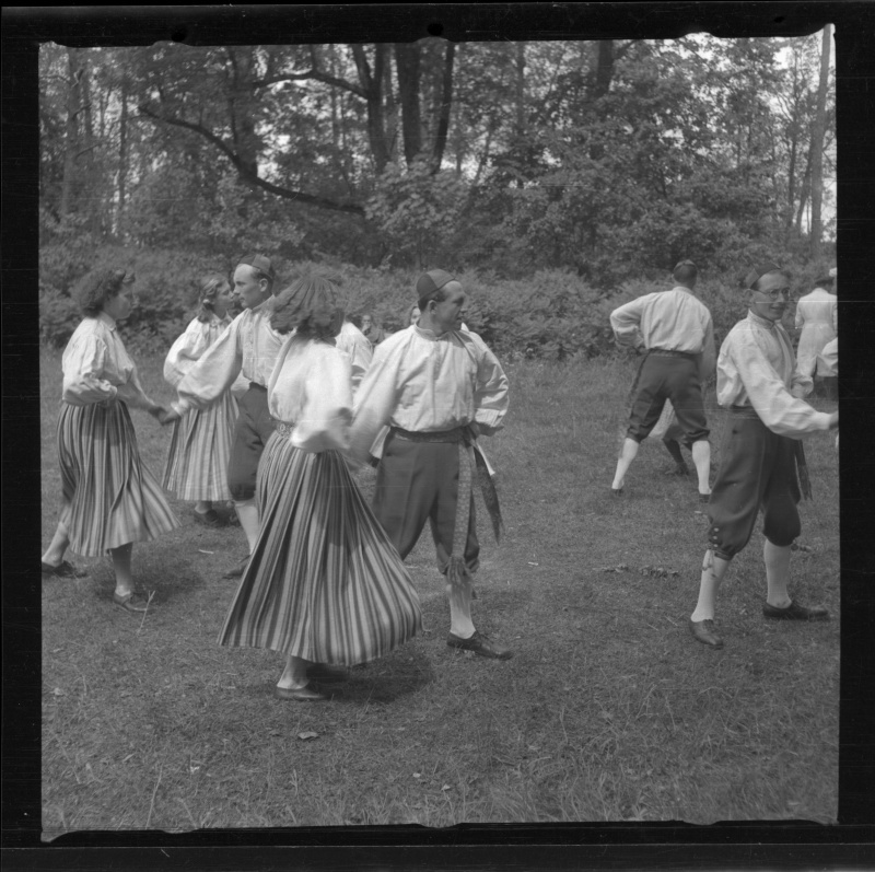 Rahvatantsijad vabaõhulaval esinemas