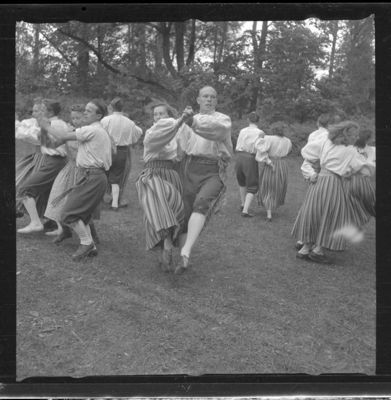 Rahvatantsijad vabaõhulaval esinemas