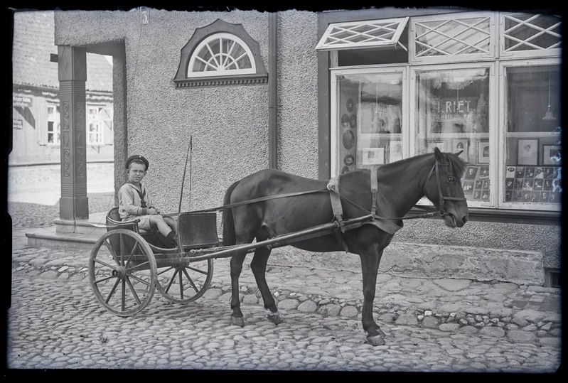 negatiiv hobune, kaless, laps (von Mensenkampff?) Viljandi, Posti tn 24 maja ees, foto J. Riet, neg nr-ta, 13.08.1918