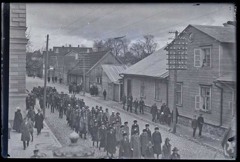 negatiiv Viljandi Posti tn (Lossi ja Koidu tn vahel), õpilaste rongkäik, foto J. Riet, neg nr-ta, u 1925
