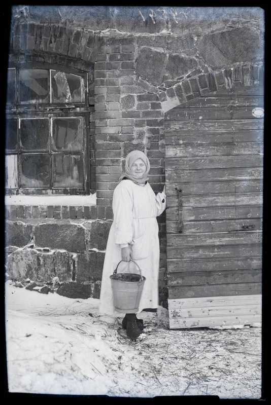 negatiiv Viljandi khk Vana-Võidu põllutöökool, laut, uksel naine foto J. Riet, neg 49891, 21.12.1927