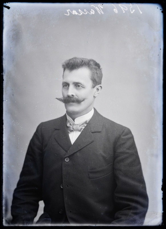 negatiiv Wassar, mees, olnud näitejuht karskusselts'is Vabadus, foto J. Riet, 1596, november 1901