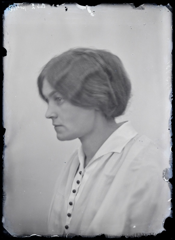 negatiiv Julie (Juuli) Jõgi, näitleja, foto J. Riet, neg 18654, august 1915