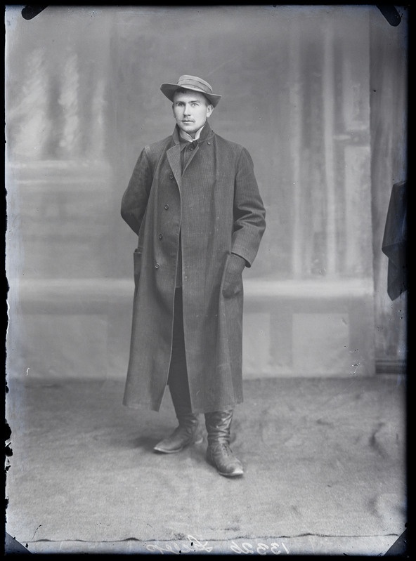 negatiiv Andres Lellep, pikk mantel, foto J. Riet, neg 13326, 24.05.1912