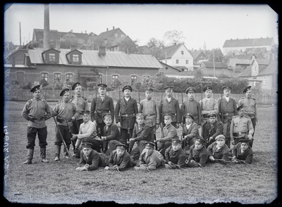 negatiiv Viljandi, reservväelased (koplipoisid), taga tapamaja, foto J. Riet, neg 14602, 1913  similar photo