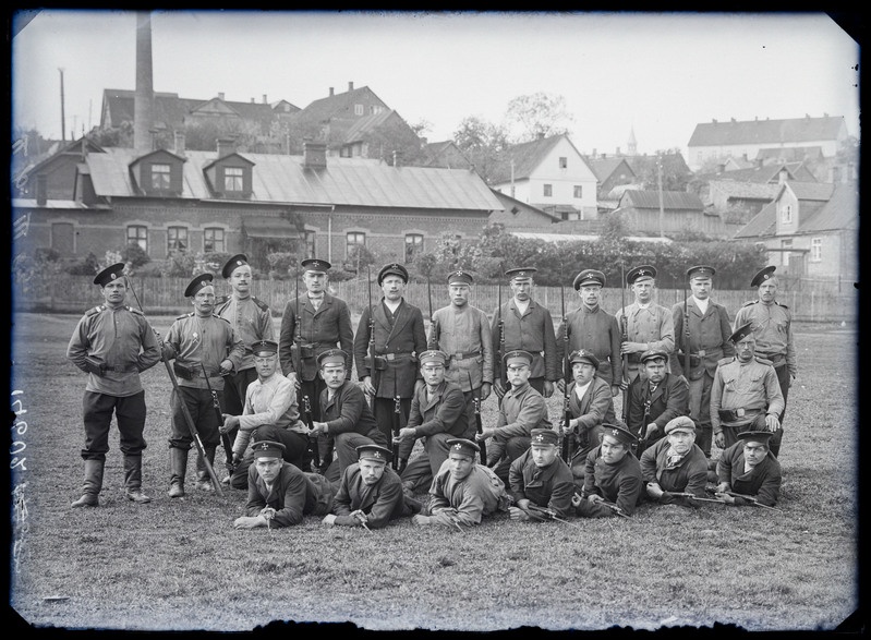 negatiiv Viljandi, reservväelased (koplipoisid), taga tapamaja, foto J. Riet, neg 14602, 1913