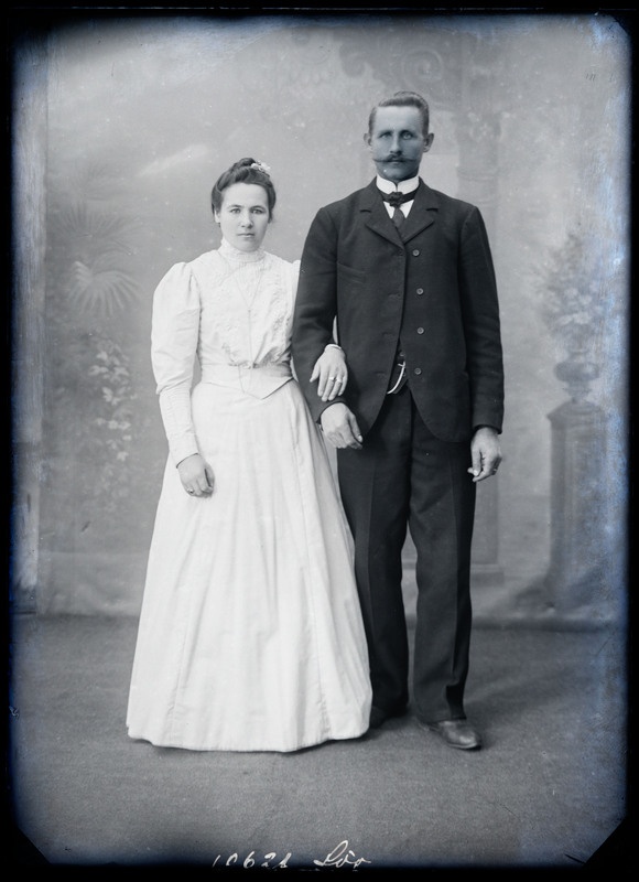 negatiiv pruutpaar? Lõo, foto J. Riet, neg 10621, 02.04.1910