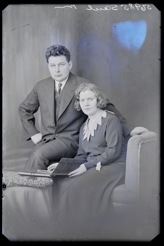 negatiiv Saul, naine ja mees laua taga, foto J. Riet, neg 56985, 19.04.1931