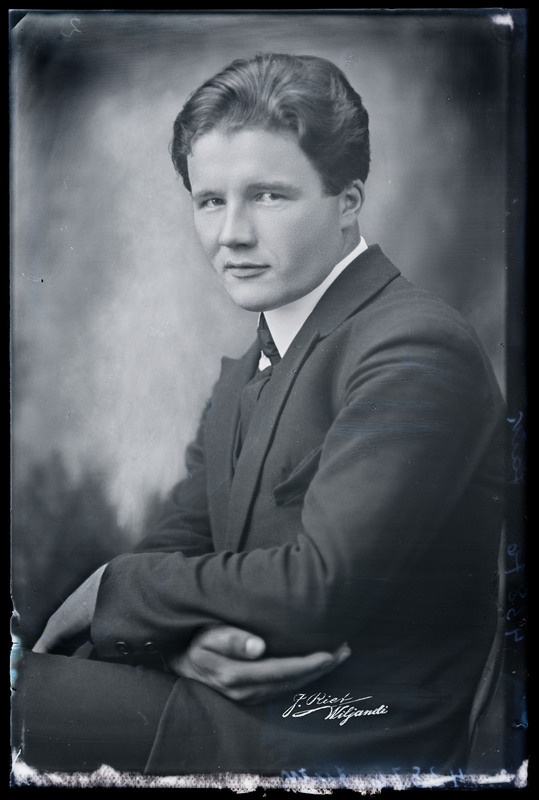 negatiiv Juhan Jaik, kirjanik, ajakirjanik, foto J. Riet, neg 43856, 25.09.1924