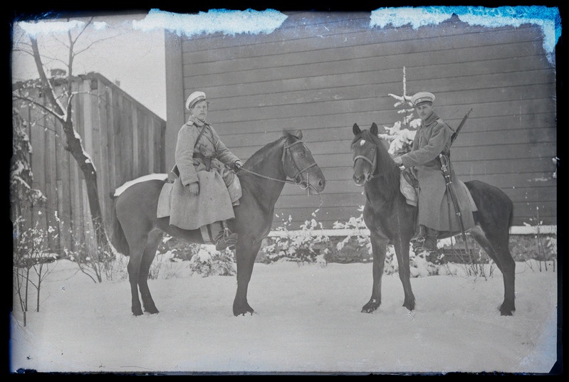 negatiiv sõjaväelased (2 sh Kerde), hobused, mõõk, püss, foto J. Riet, neg 29006, 30.03.1919