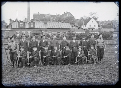 negatiiv Viljandi, reserväelased (koplipoisid), taga tapamaja, Liiva tn, foto J. Riet, neg 14600, mai 1913  similar photo