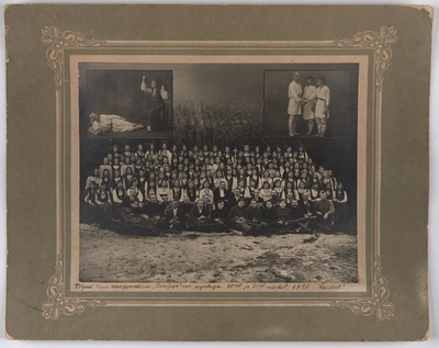 Foto papil, Viljandi Linna Tütarlaste Gümnaasium, koor, orkester, dirigent K.Grünwald, 1920 Koidu seltsimaja  duplicate photo
