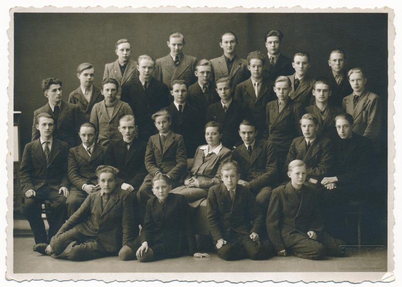 foto, Viljandi II Keskkool (Uueveski tee 1), VIIIb klass, sh IV r vas 2.H. Ritson, 1944/1945 foto J. Riet