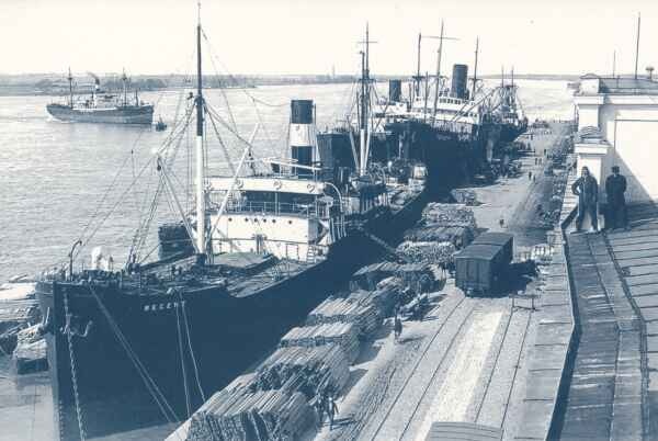 Postkaart. Riia. Puidu laadimine sadamas aurulaevale "Recent"