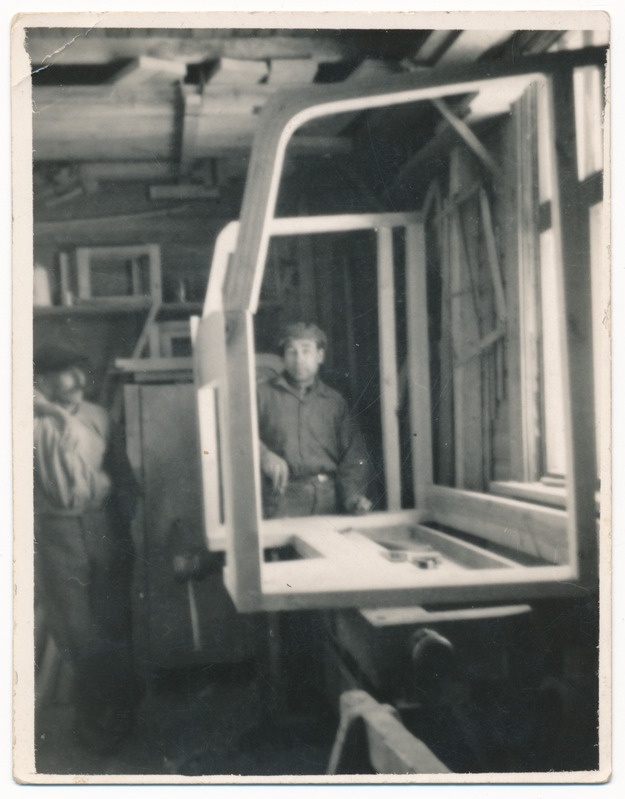 foto Viljandi, Väike-Turu 7 puidutööstus, sisevaade, paremal Jaan Juul u 1938