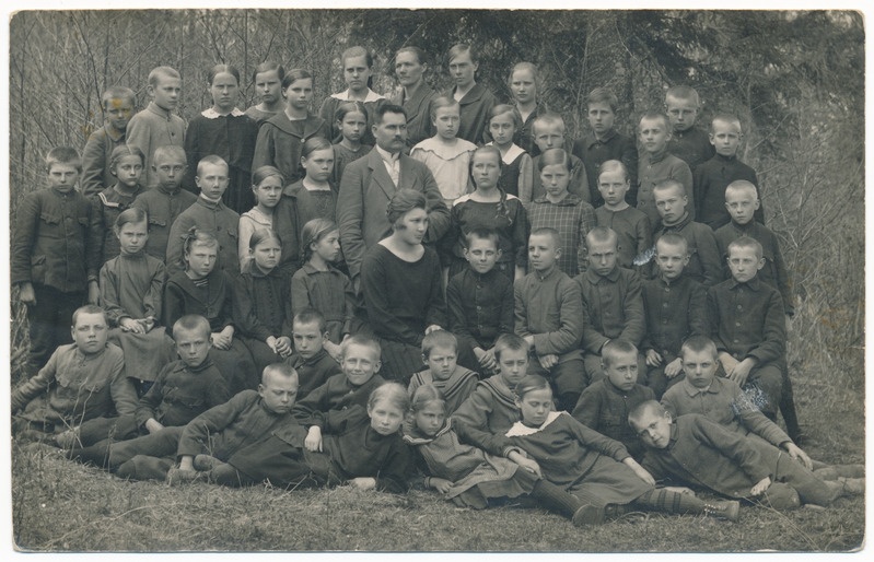 foto, Paistu khk, Loodi kool, juht Märt Saar ja õpetaja Marie Kikas (Kurrik), õpilased, 1924 foto E. Ilves