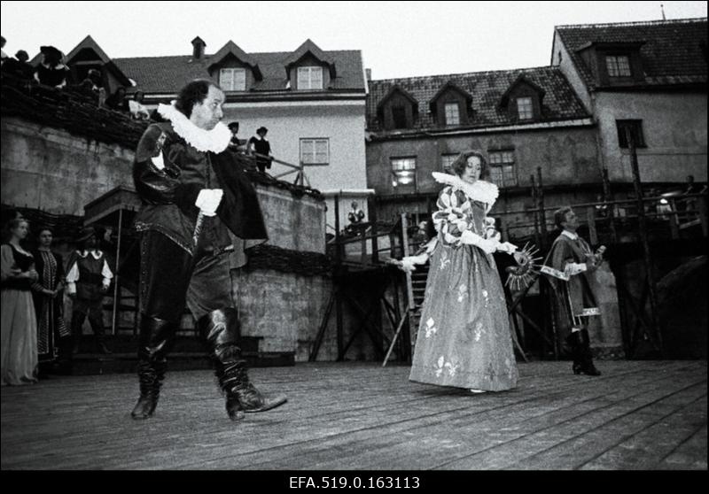 Stseen A. Dumas´ - E. Nüganeni Noorsooteatri vabaõhuetendusest “Kolm musketäri”. Esiplaanil Roman Baskin.