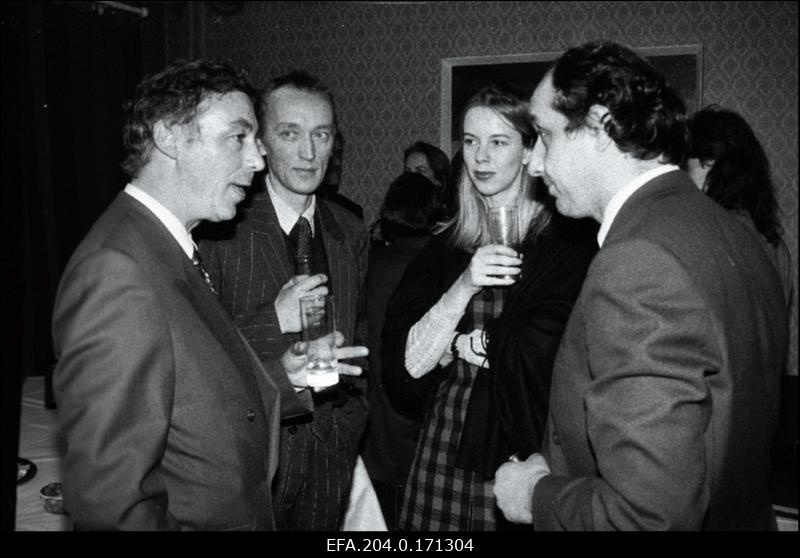 Prantsuse filmirežissööri Jean-Luc Codardi filmipäevade avamisel Kinomajas viibivad (vasakult): Prantsusmaa suursaadik Jacques Huntzinger, eesti näitlejad Sulev Luik, Maria Avdjuško ja Roman Baskin.