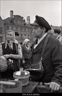 Jüri Järvet Tallinnfilmi mängufilmi "Mäeküla piimamees" võtetel Raekoja platsil.  similar photo