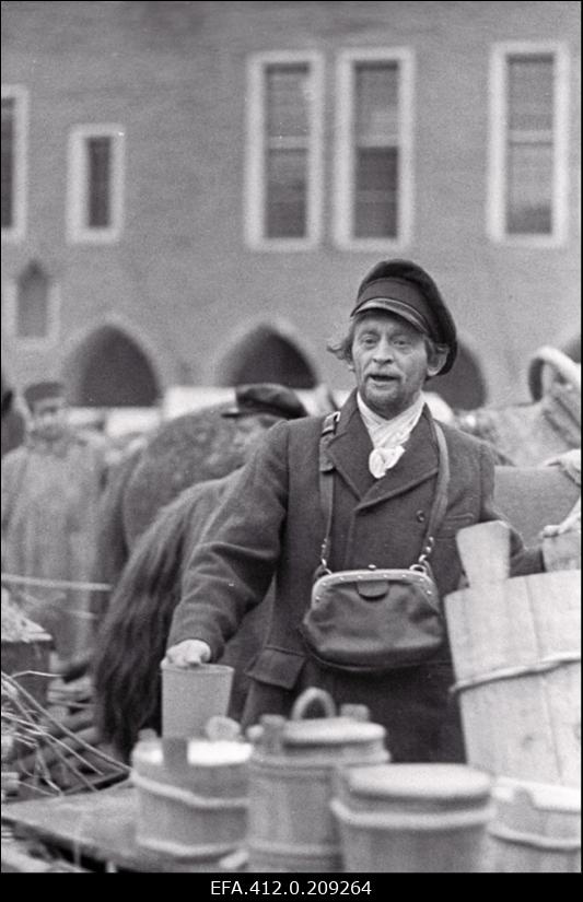 Jüri Järvet Tallinnfilmi mängufilmi "Mäeküla piimamees" võtetel Raekoja platsil.